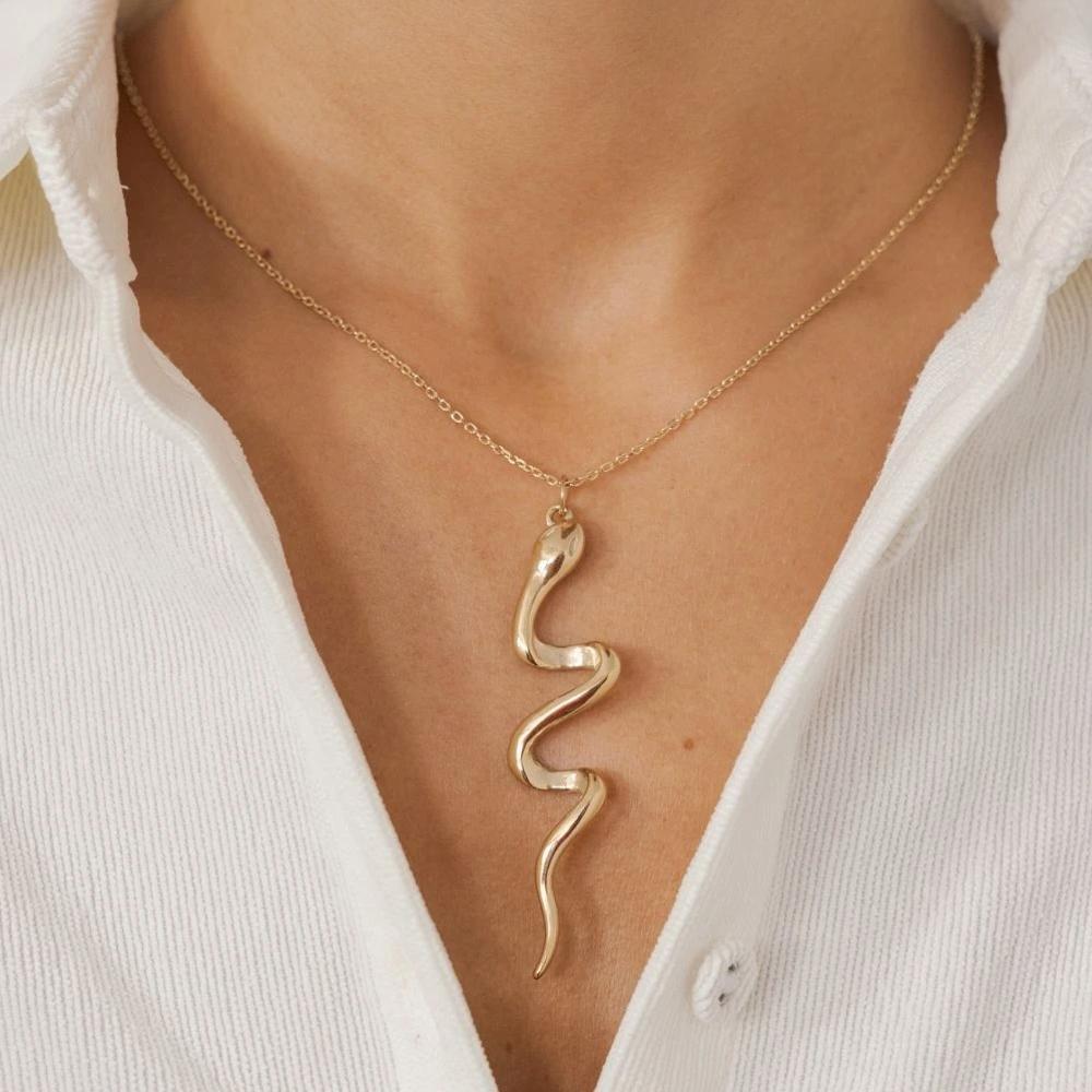 Collier avec un pendentif serpent doré 40+5 cm