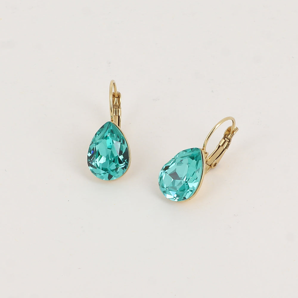 Boucles dormeuses ornées de cristaux de Swarovski® - Dimensions de la boucle : 10 x 23mm - Dimensions du cristal : 10 x 13mm - Carabeen green