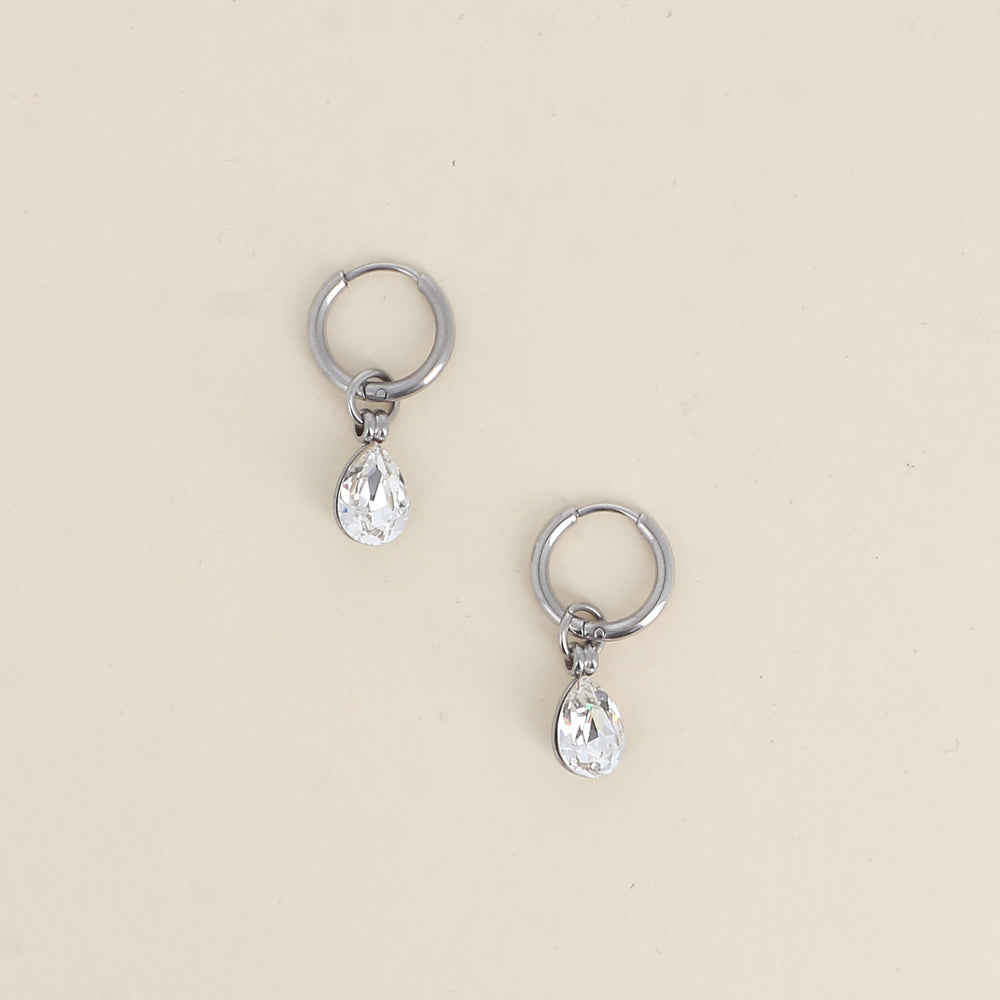 Créoles en rhodium ornées de cristaux de Swarovski® en forme de gouttes - Dimensions de la créole : 13 x 13 x 2 mm - Dimensions de la boucle : 7 x 27 mm - Dimensions du cristal : 7 x 10 mm - Crystal