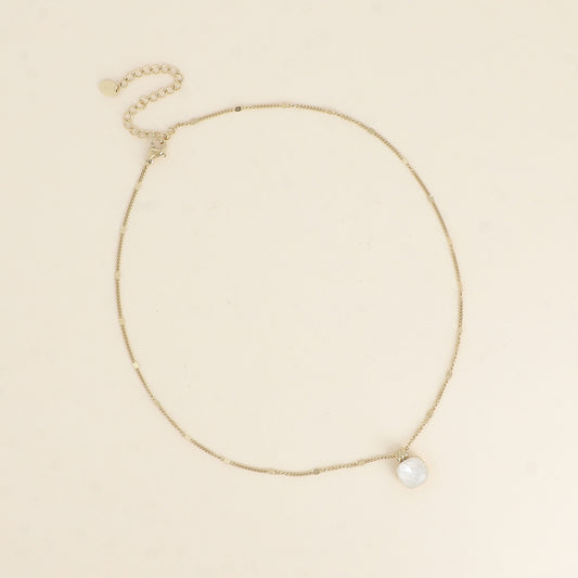 Collier orné de cristaux de Swarovski®. - Longueur de chaîne : 38+7 cm - Dimensions du cristal : 10 x 10 mm - Linen ignite