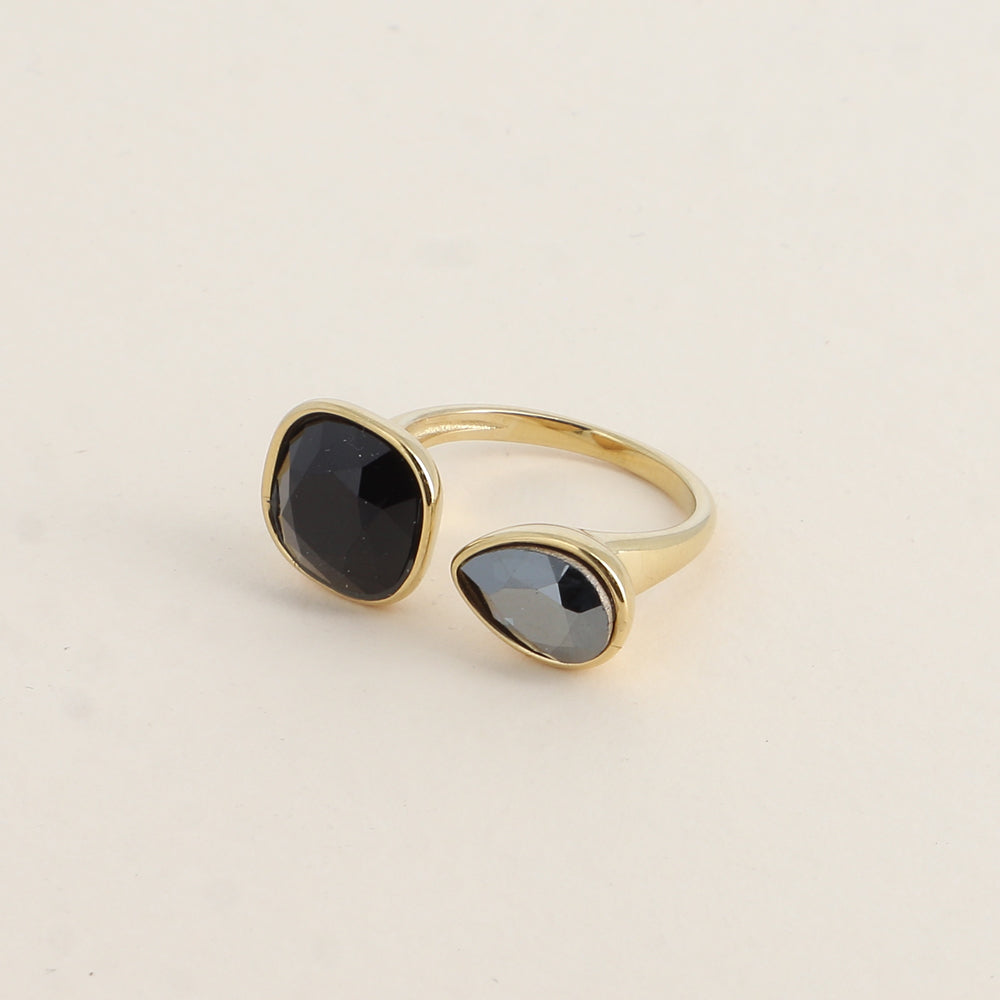Bague ouverte - Ornée de cristaux de Swarovski® : 10mm été en forme de goutte - Hauteur de la bague: 2 mm - Dimensions des pierres carrée et goutte : 10x10 mm / 7x10 mm - Jet