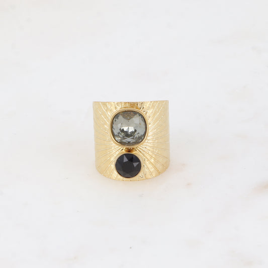 Bague large anneau solairement strié - Ornée de 2 cristaux de Swarovski® - Hauteur de la bague: 20mm - Dimensions des cristaux : 8x8 mm et 6x6 mm - Black diamond