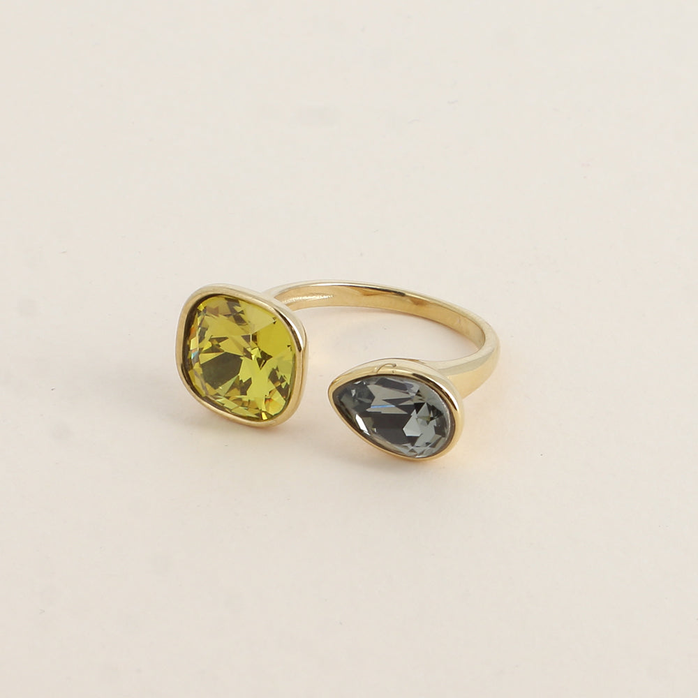 Bague ouverte - Ornée de cristaux de Swarovski® : 10mm été en forme de goutte - Hauteur de la bague: 2 mm - Dimensions des pierres carrée et goutte : 10x10 mm / 7x10 mm - Lime ancien