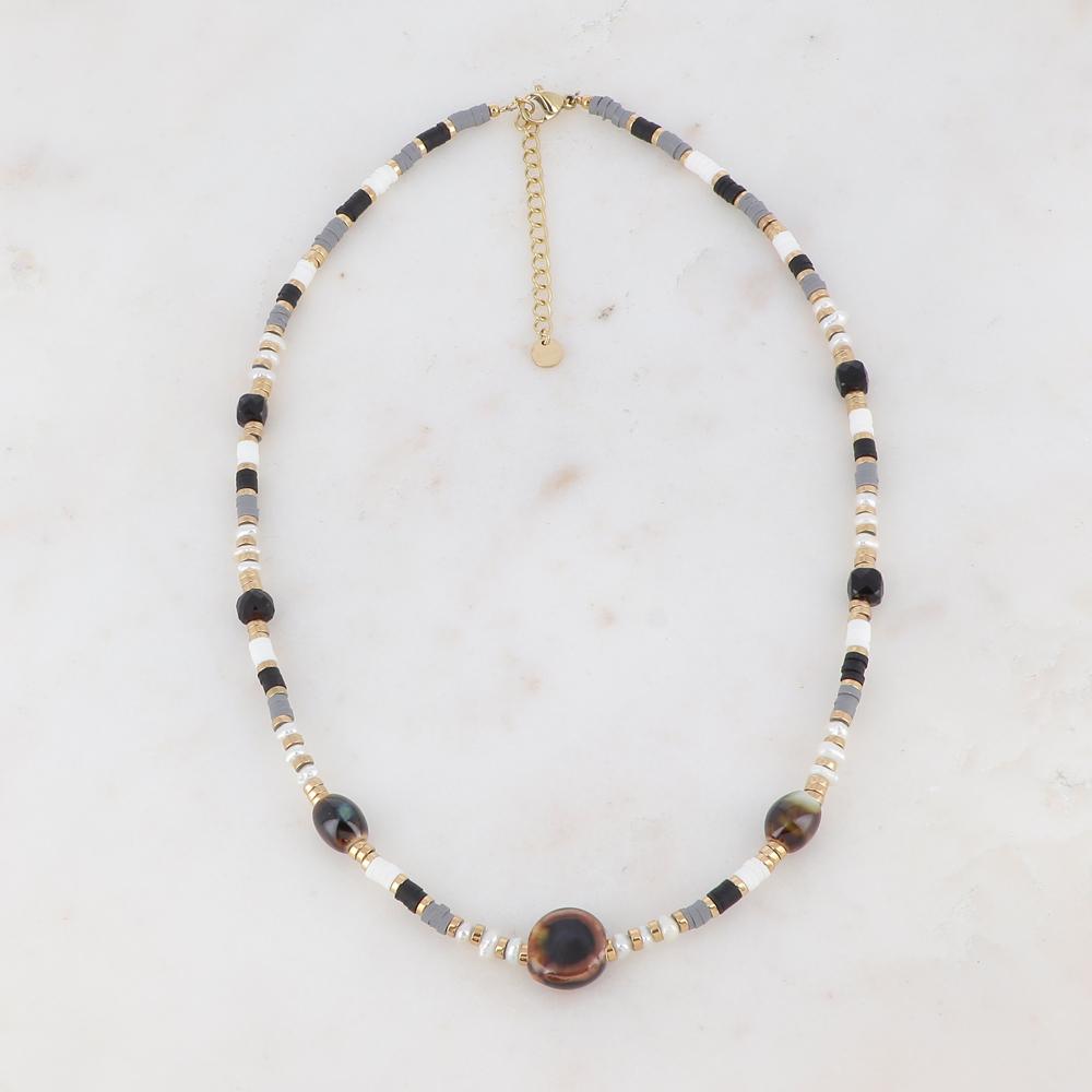 Collier doré avec des perles en céramique émaillée, des perles heishi grises, noires et blanches, et des perles d'eau douce 39+5 cm