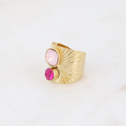 Bague large anneau solairement strié - Ornée de 2 cristaux de Swarovski® - Hauteur de la bague: 20mm - Dimensions des cristaux : 8x8 mm et 6x6 mm - Rose water opal