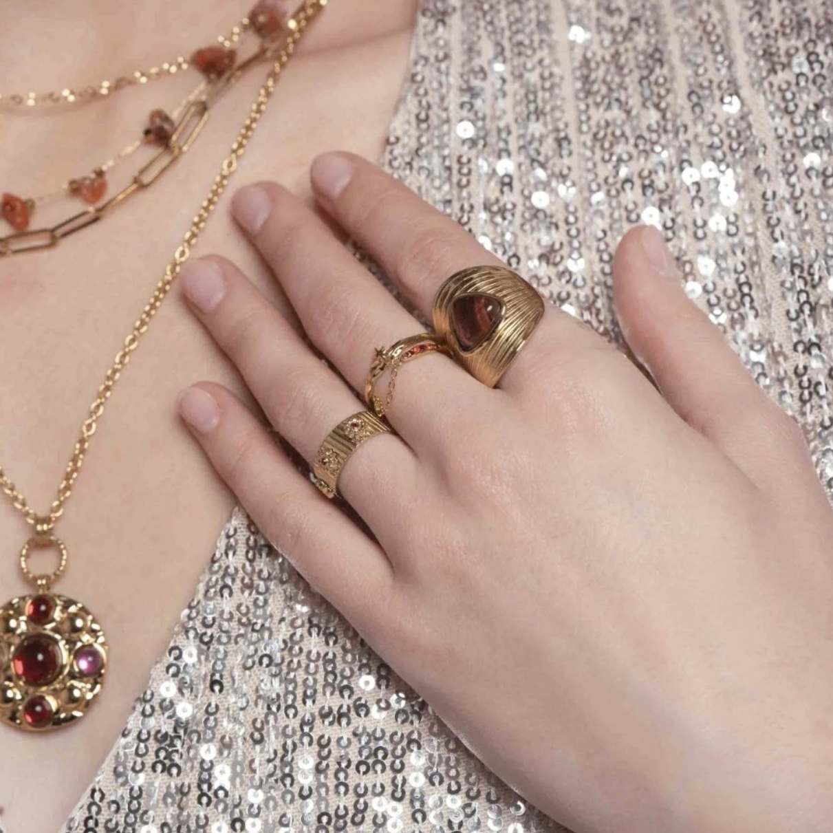 Bague avec 3 fleurs et strass