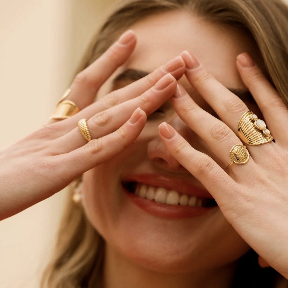 Bague fine avec pièce ronde martelée