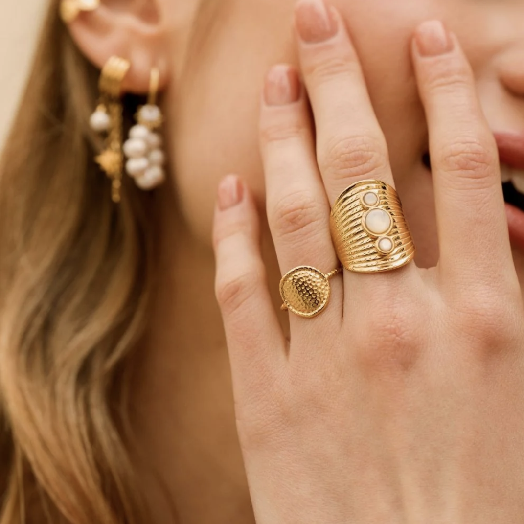 Bague avec rainures et trois nacre rondes
