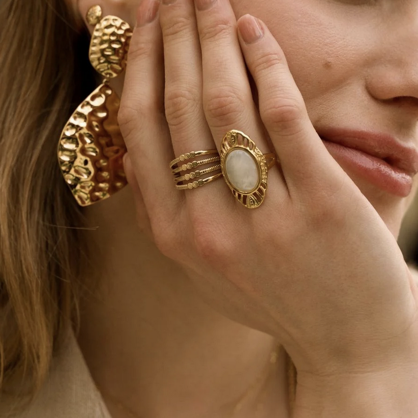 Bague en forme géométrique ajourée avec pierre naturelle - Nacre