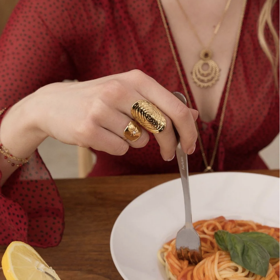 Bague fine avec pièce ovale motif tourbillon