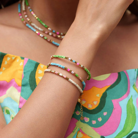 Bracelet embelli de perles en howlite teintée