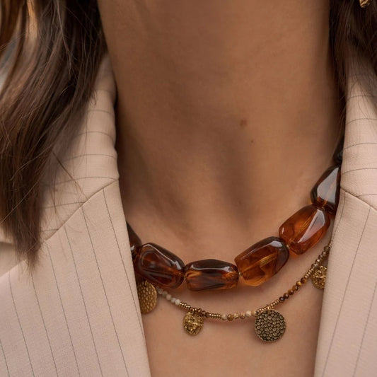 Collier avec pierre naturelle, pâtes de verre et pastilles martelées (39+5CM)