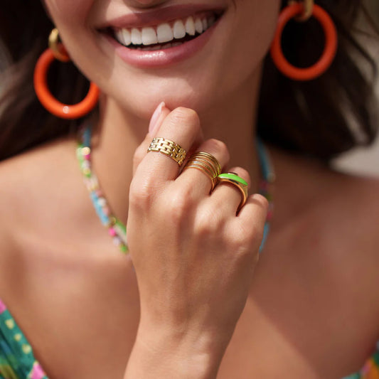 Bague ajourée de façon géométrique et graphique