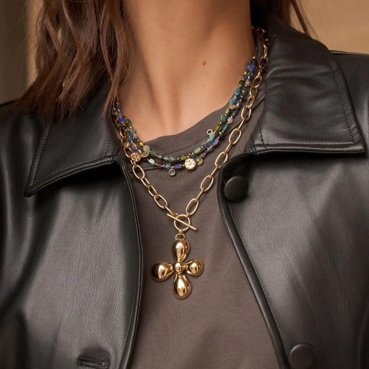 Collier avec pierre naturelle, perles émaillées, pastilles martelées, fleur et zirconium (39+5CM)