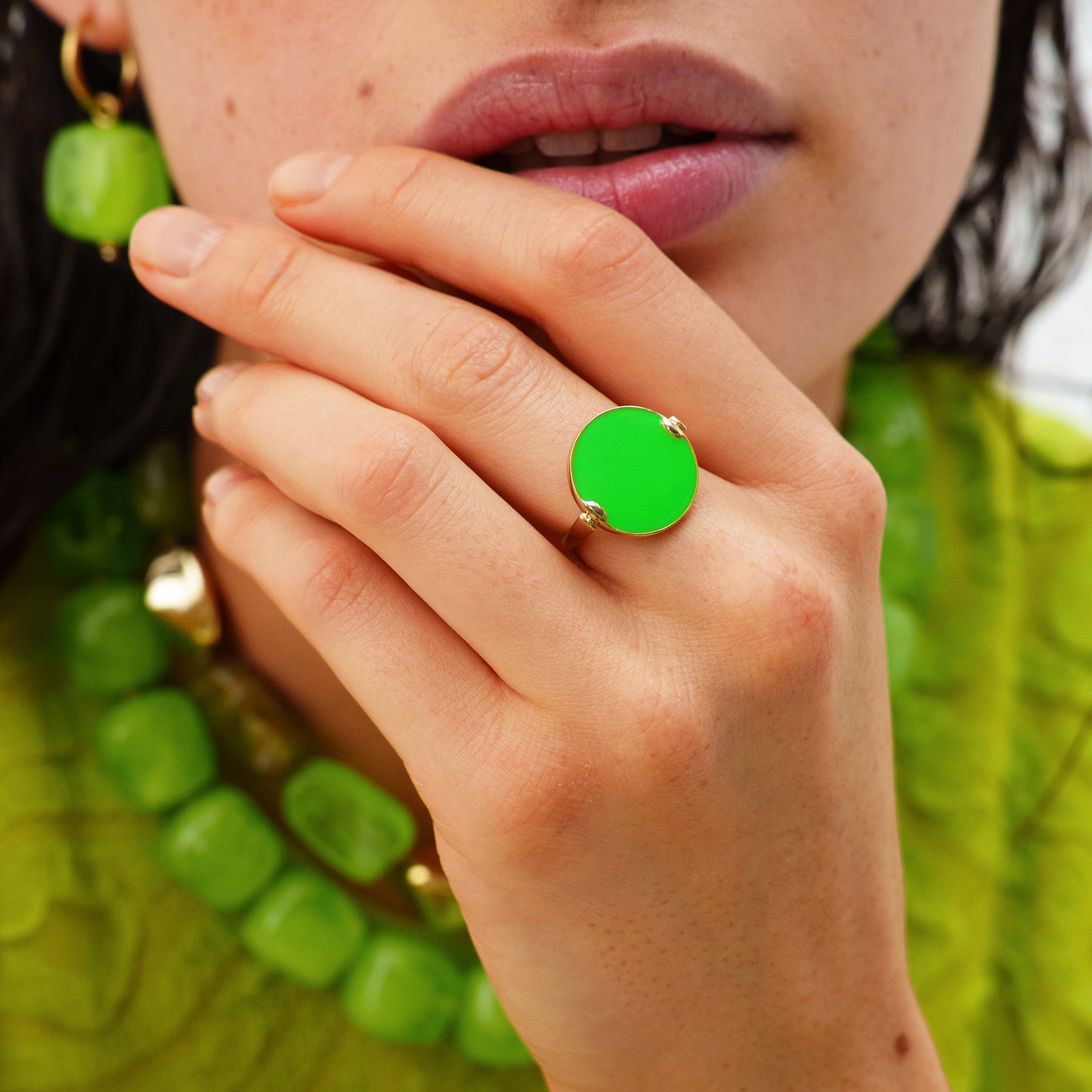 Bague fine avec l'émail - Vert