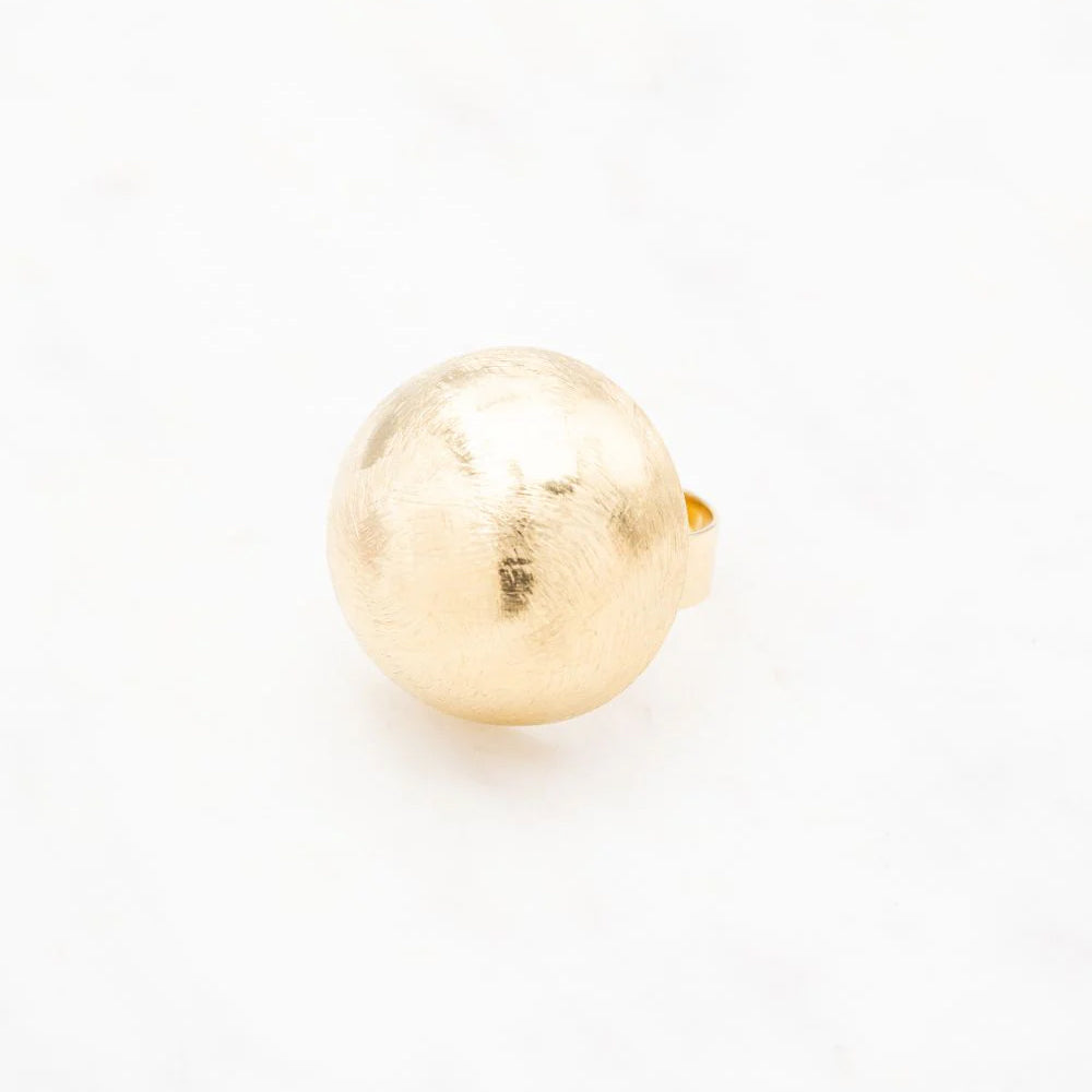 Bague avec grosse demi-boule effet brossé