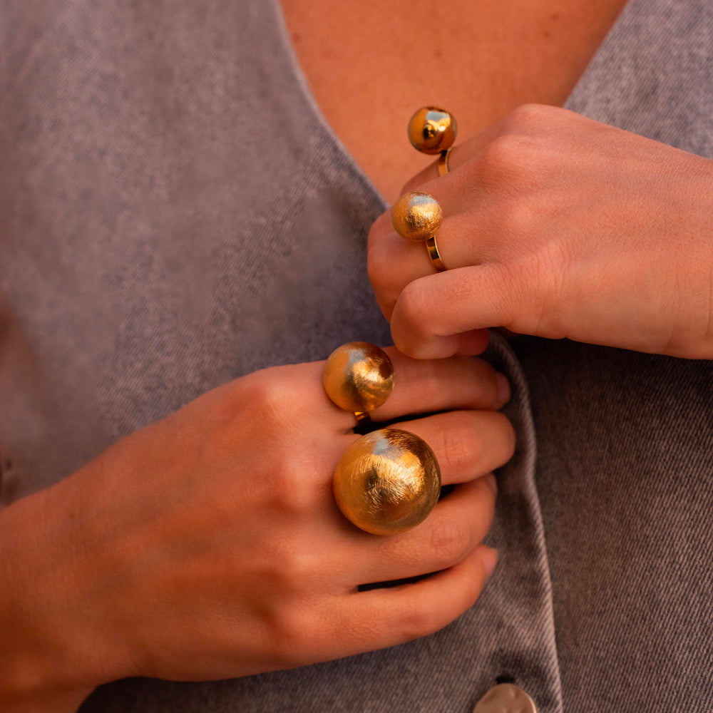 Bague avec moyenne demi-boule effet brossé