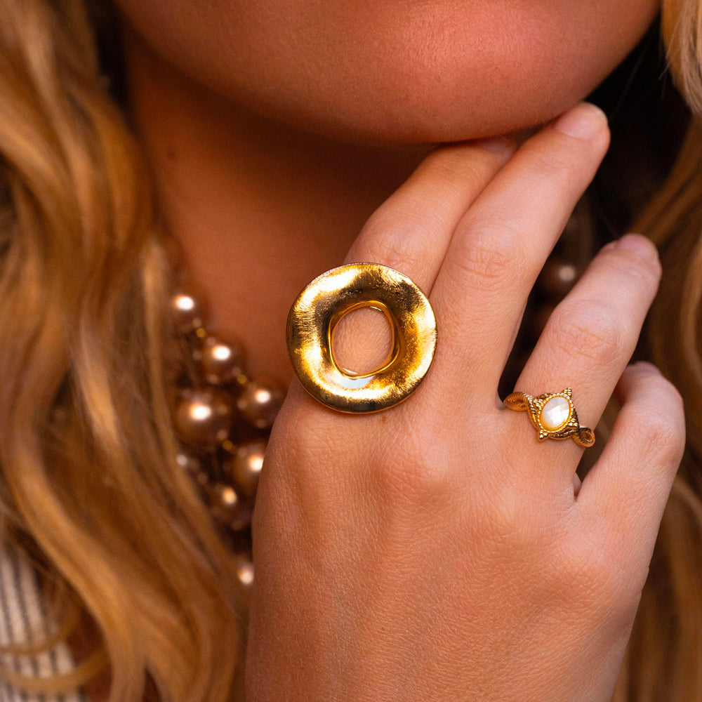 Bague avec pièce géométrique ajourée ondulée effet brossé