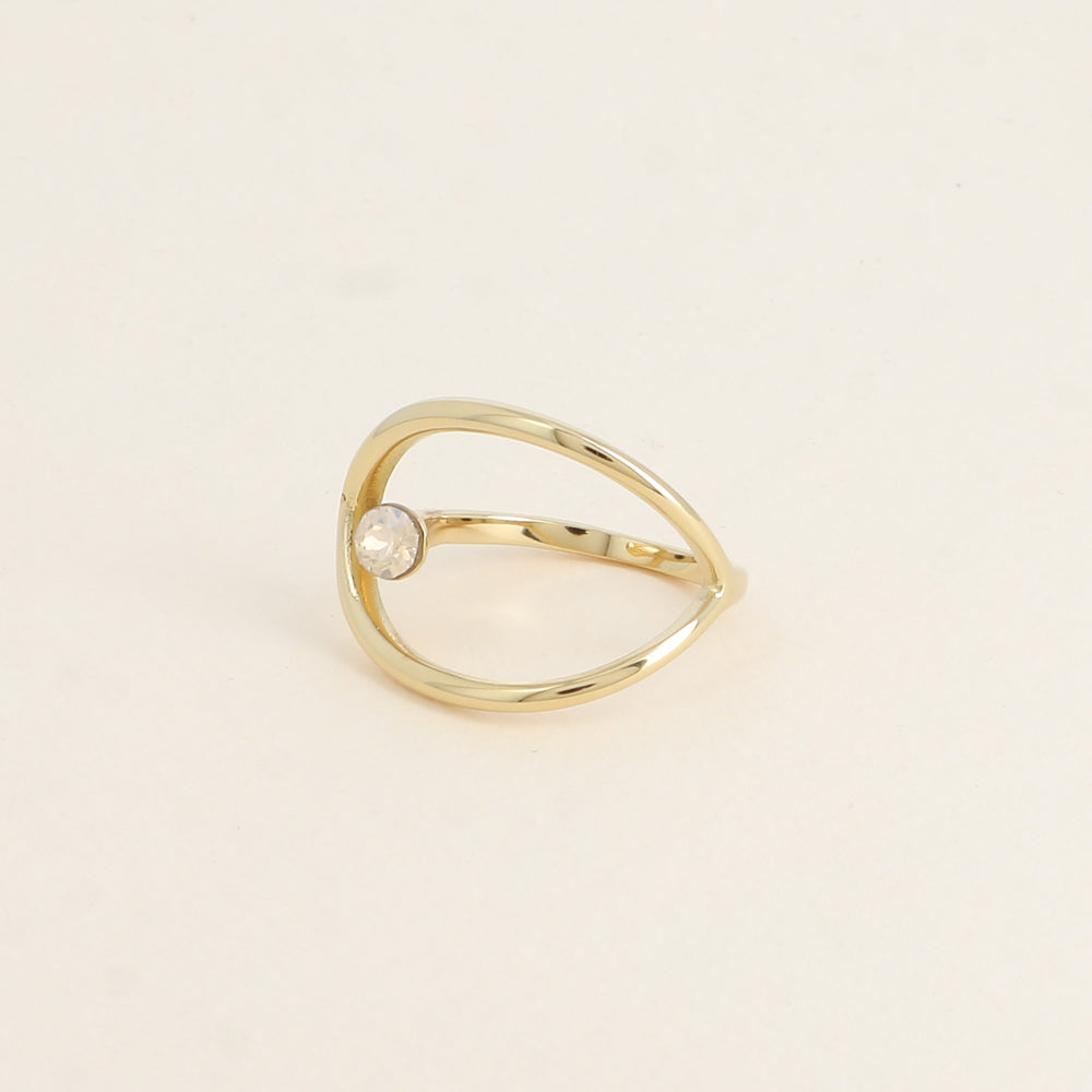 Bague forme ajourée ornée de cristal de Swarovski® - Hauteur de la bague: 20 mm - Epaisseur de l'anneau : 1,5 mm - Dimensions du cristal : 5x5 mm - Golden shadow