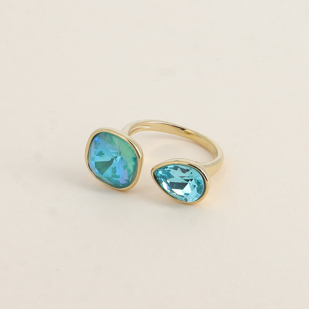 Bague ouverte - Ornée de cristaux de Swarovski® : 10mm été en forme de goutte - Hauteur de la bague: 2 mm - Dimensions des pierres carrée et goutte : 10x10 mm / 7x10 mm - Laguna delite