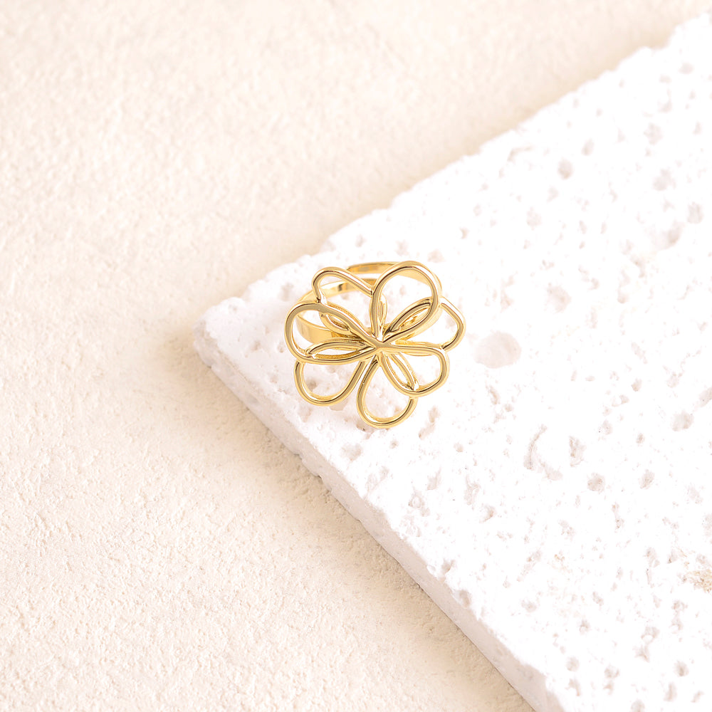 Bague avec pièce forme fleur ajourée