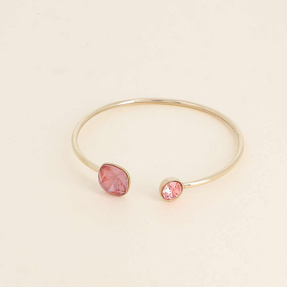 Jonc orné de cristaux de Swarovski® 10 mm et SS29 - Hauteur du jonc: 11 mm - Dimension du cristal 1: 10x10 mm - Diamètre du cristal 2: 7 mm - Marron ignite et rose peach