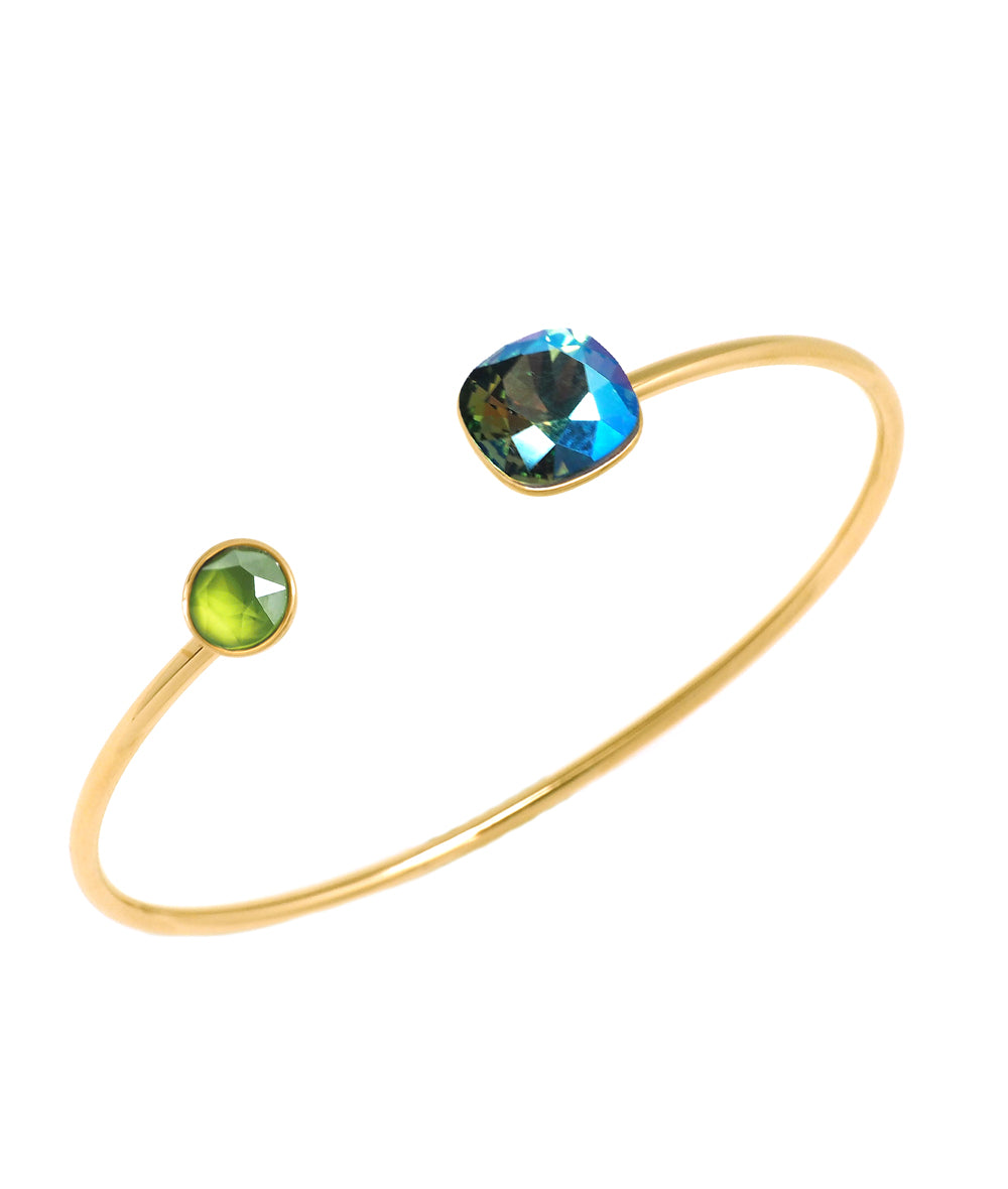 Jonc orné de cristaux de Swarovski® 10 mm et SS29 - Hauteur du jonc: 11 mm - Dimension du cristal 1: 10x10 mm - Diamètre du cristal 2: 7 mm - Erinite shimmer et crystal lime