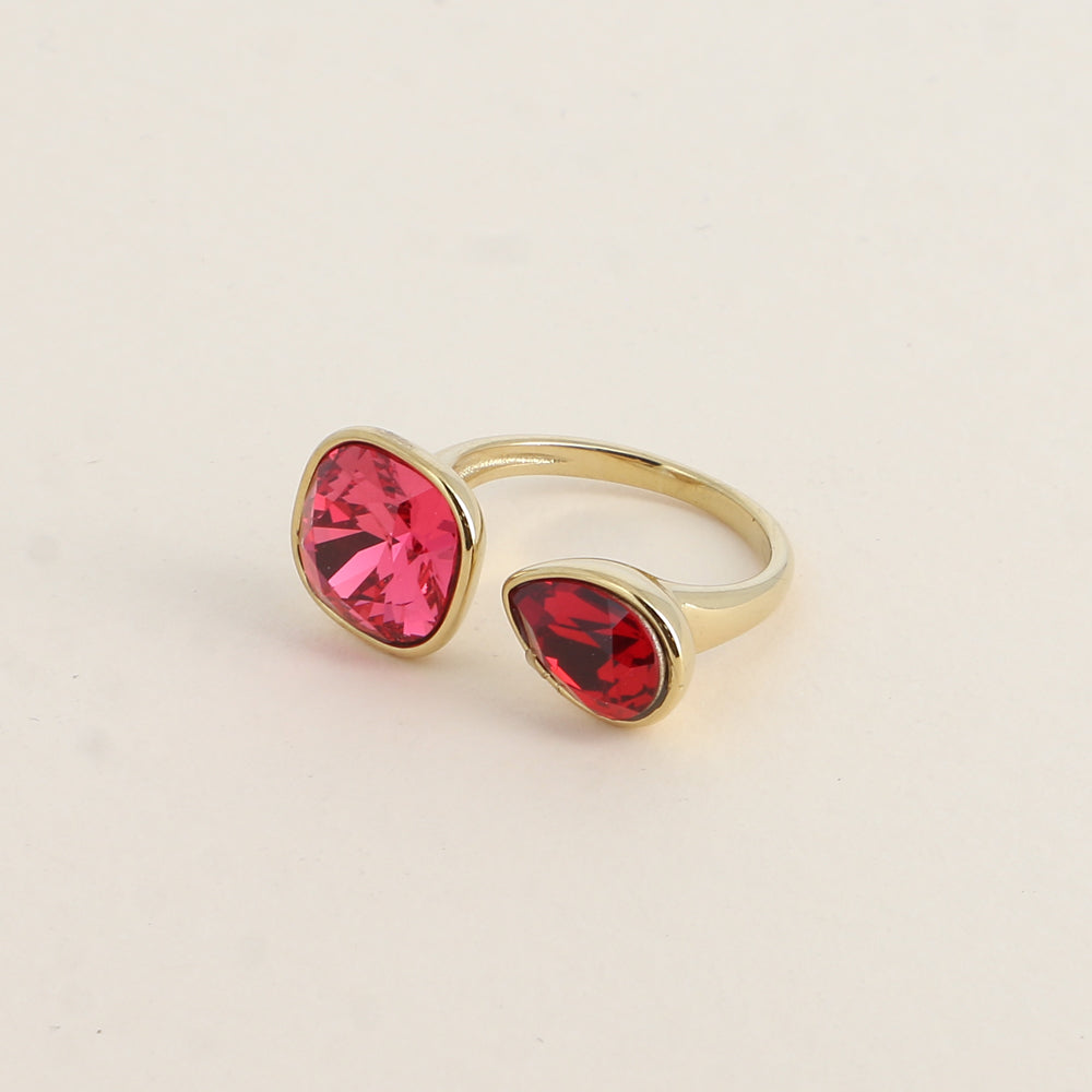Bague ouverte - Ornée de cristaux de Swarovski® : 10mm été en forme de goutte - Hauteur de la bague: 2 mm - Dimensions des pierres carrée et goutte : 10x10 mm / 7x10 mm - Indian pink