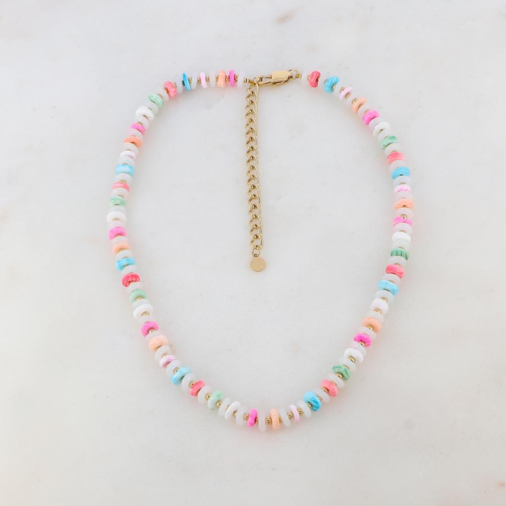 Collier doré embelli de pierres naturelles et coquillages multicolores 36+7 cm