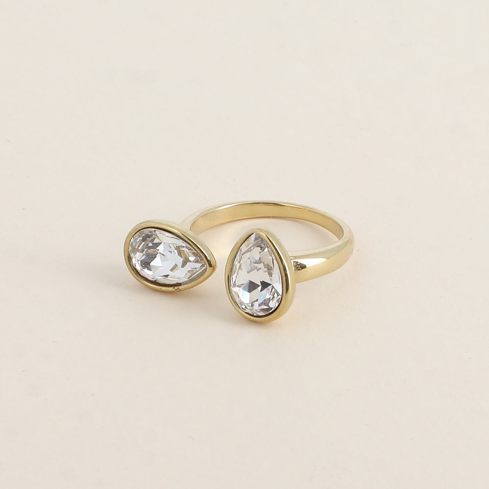 Bague ouverte - Ornée de cristaux de Swarovski® en forme de gouttes - Hauteur de la bague: 2 mm - Dimensions des pierres: 7x10 mm - Crystal