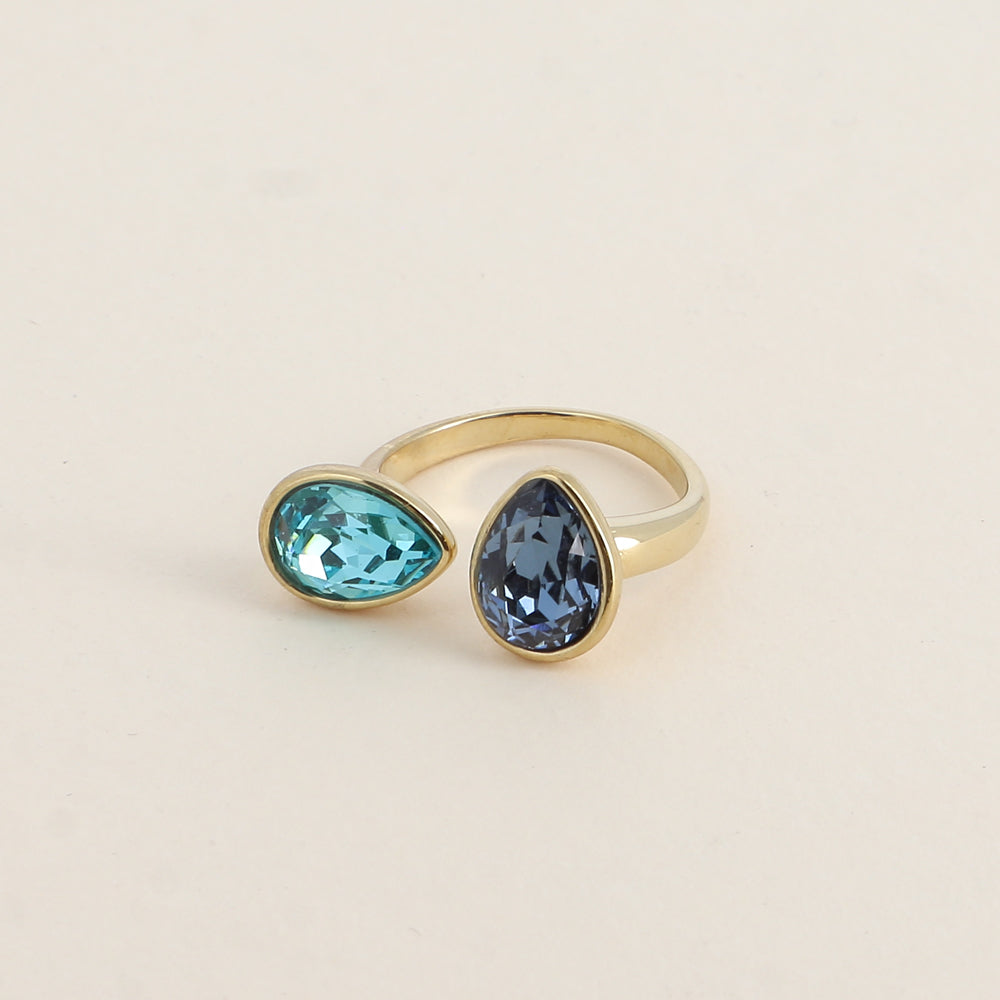 Bague ouverte - Ornée de cristaux de Swarovski® en forme de gouttes - Hauteur de la bague: 2 mm - Dimensions des pierres: 7x10 mm - Light turquoise
