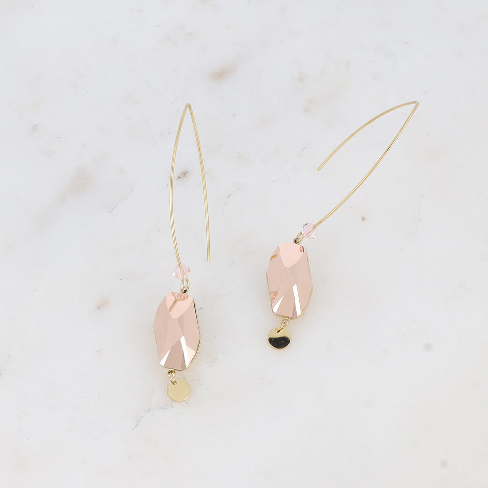 Boucles pendantes- Ornée de cristaux de Swarovski® et pampille ronde - Dimensions du cristal : 9,5 x 18 mm - Dimensions de la boucle : 10 x 62 mm - Rose gold