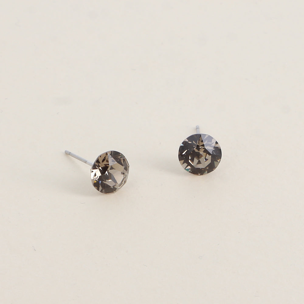 Boucles puces argentées – Ornées de cristaux de Swarovski® SS39 - Dimensions de la boucle : 8x8 mm - Greige