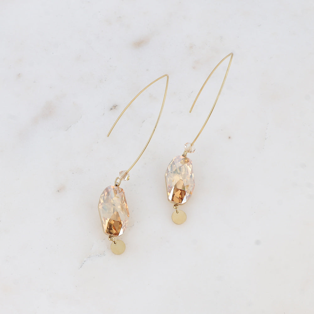 Boucles pendantes- Ornée de cristaux de Swarovski® et pampille ronde - Dimensions du cristal : 9,5 x 18 mm - Dimensions de la boucle : 10 x 62 mm - Golden shadow