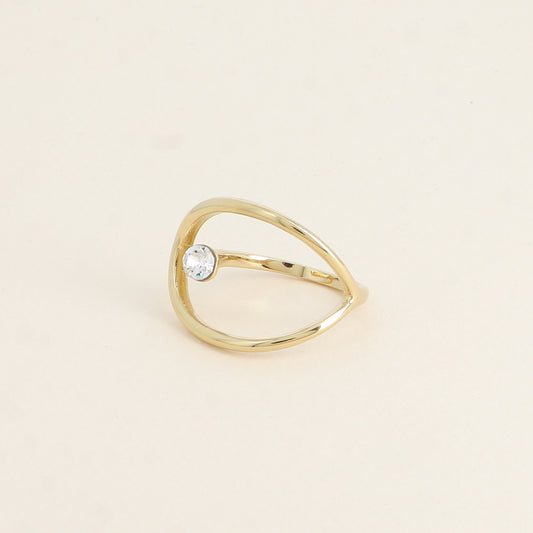 Bague forme ajourée ornée de cristal de Swarovski® - Hauteur de la bague: 20 mm - Epaisseur de l'anneau : 1,5 mm - Dimensions du cristal : 5x5 mm - Chrystal