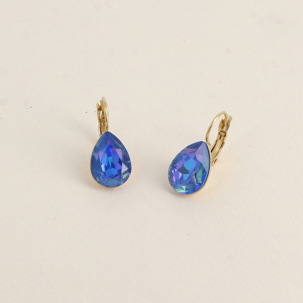 Boucles dormeuses ornées de cristaux de Swarovski® - Dimensions de la boucle : 10 x 23mm - Dimensions du cristal : 10 x 13mm - Royal blue delite