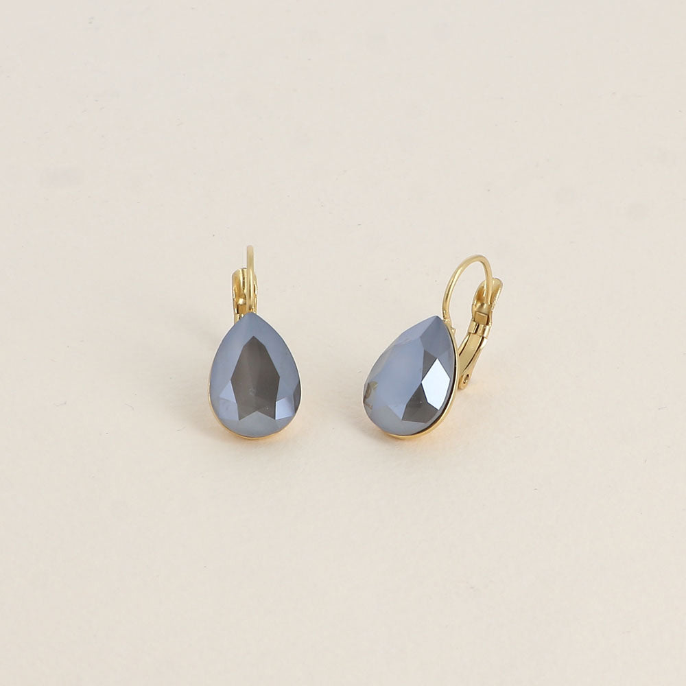 Boucles dormeuses ornées de cristaux de Swarovski® - Dimensions de la boucle : 10 x 23mm - Dimensions du cristal : 10 x 13mm - Dark grey