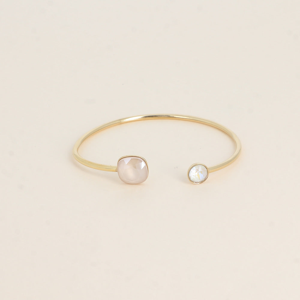 Jonc orné de cristaux de Swarovski® 10 mm et SS29 - Hauteur du jonc: 11 mm - Dimension du cristal 1: 10x10 mm - Diamètre du cristal 2: 7 mm - Ivory cream et light grey delite