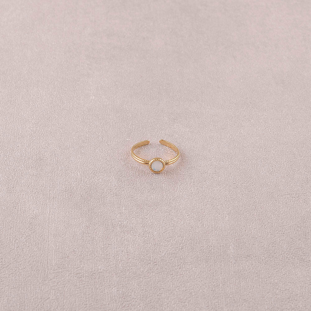 Bague fine ornée de cristaux de Swarovski® - Hauteur de la bague: 2 mm - Dimensions du cristal : 5x5 mm - White opal