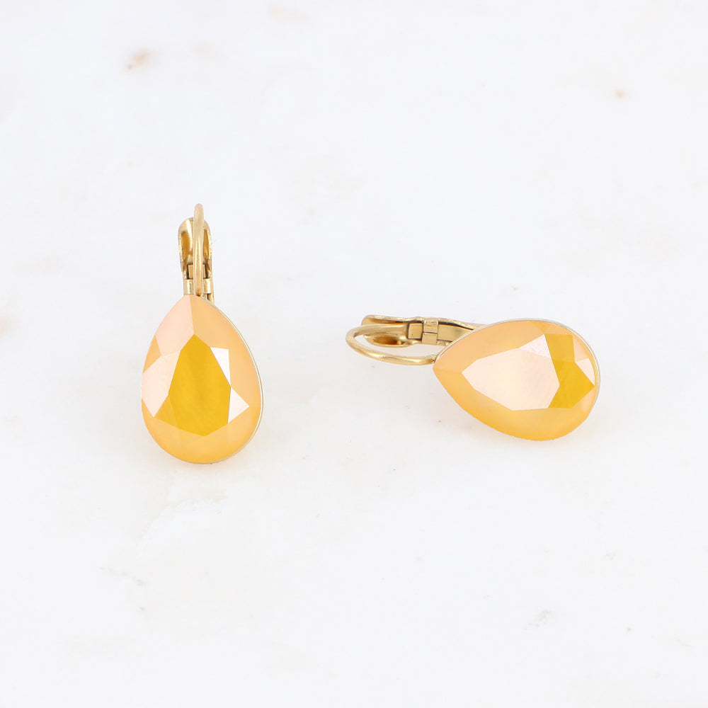 Boucles dormeuses ornées de cristaux de Swarovski® - Dimensions de la boucle : 10 x 23mm - Dimensions du cristal : 10 x 13mm - Buttercup