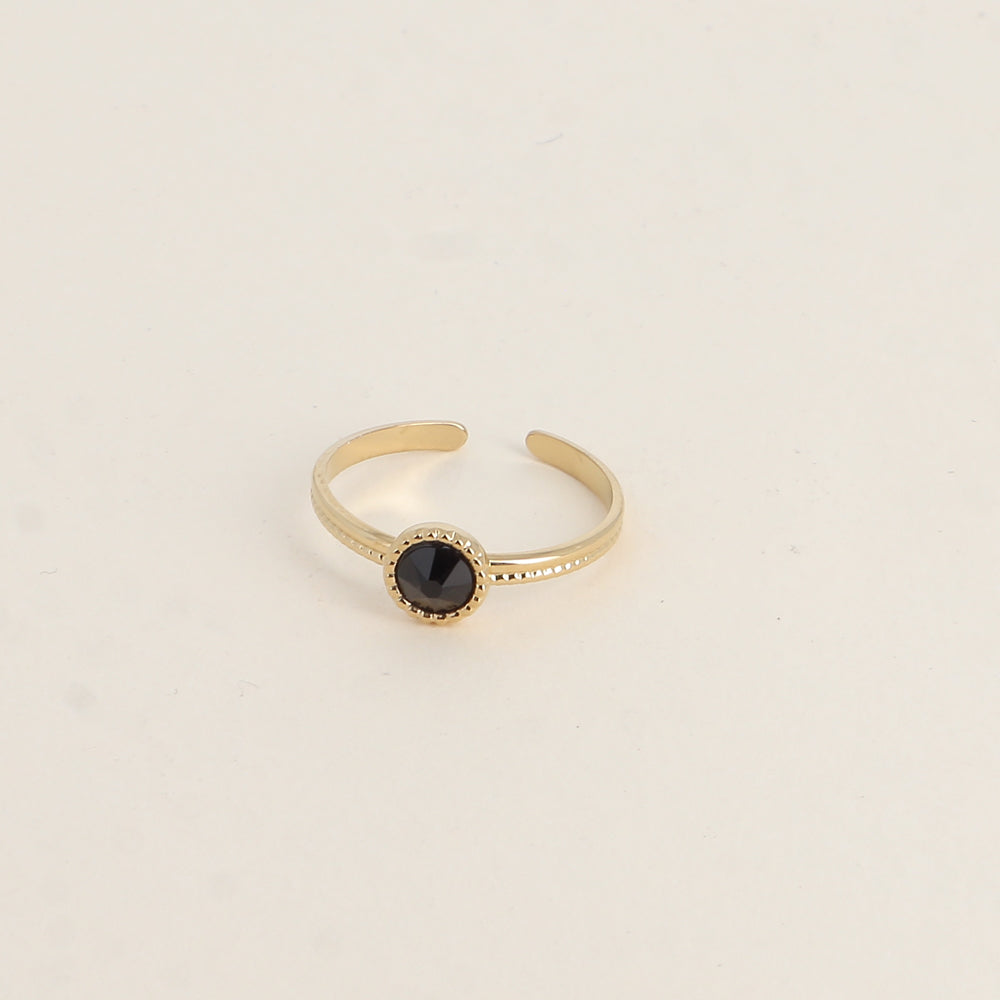 Bague fine ornée de cristaux de Swarovski® - Hauteur de la bague: 2 mm - Dimensions du cristal : 5x5 mm - Jet