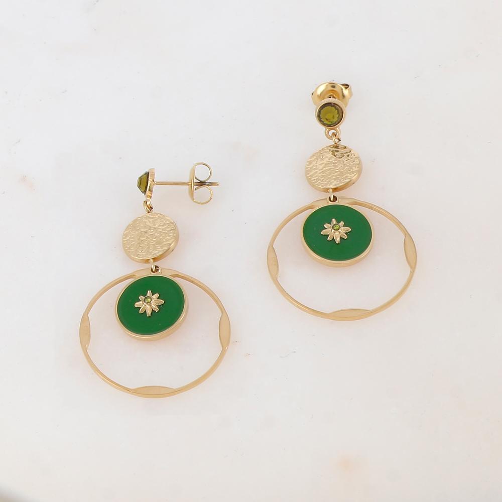 B.O à puce avec pièce ronde martelée, anneau, pièce ronde émaillée, étoile et strass 2,4 x 4,3 cm.