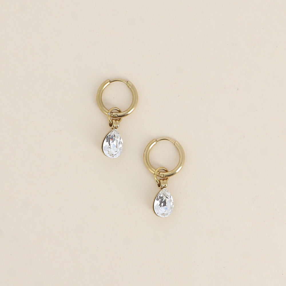 Créoles ornées de cristaux de Swarovski® en forme de gouttes - Dimensions de la créole : 13 x 13 x 2 mm - Dimensions de la boucle : 7 x 27 mm - Dimensions du cristal : 7 x 10 mm - Crystal