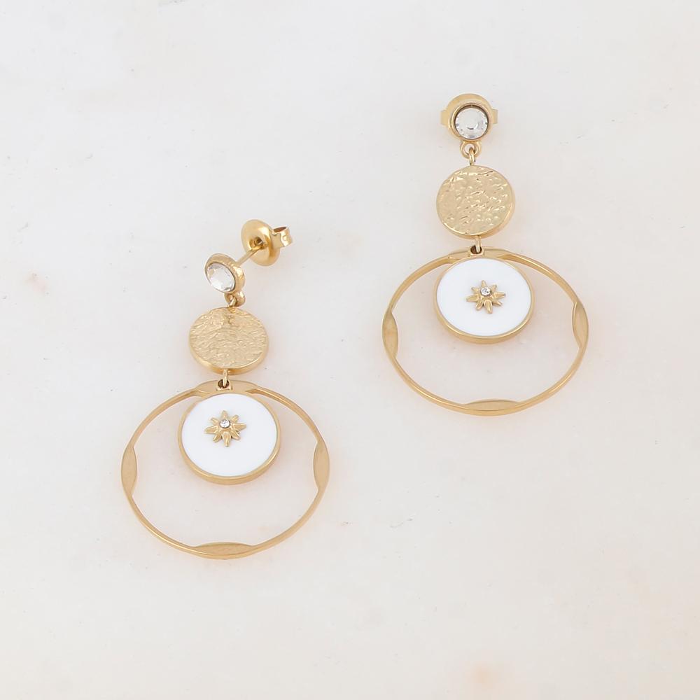 B.O à puce avec pièce ronde martelée, anneau, pièce ronde émaillée, étoile et strass 2,4 x 4,3 cm.