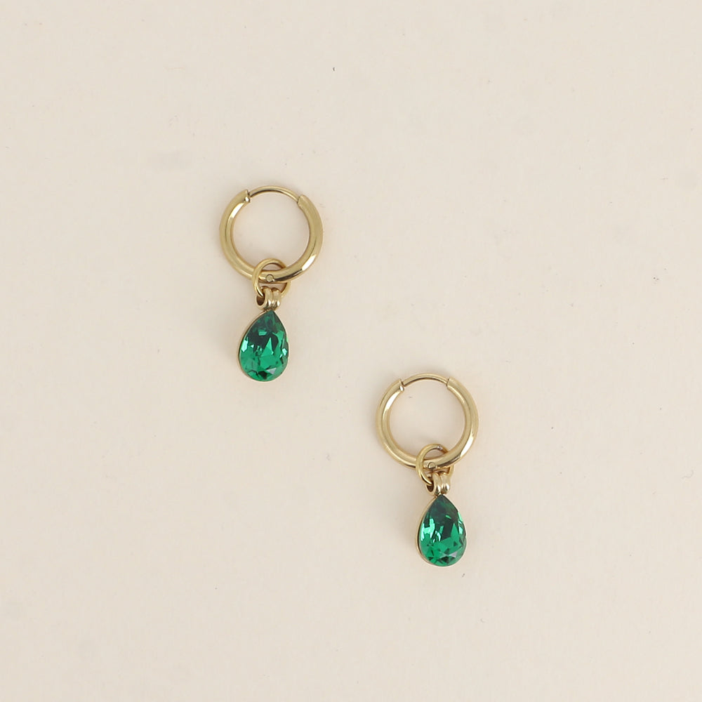 Créoles ornées de cristaux de Swarovski® en forme de gouttes - Dimensions de la créole : 13 x 13 x 2 mm - Dimensions de la boucle : 7 x 27 mm - Dimensions du cristal : 7 x 10 mm - Majestic green