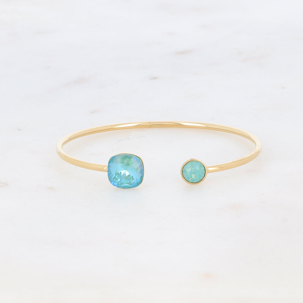 Jonc orné de cristaux de Swarovski® 10 mm et SS29 - Hauteur du jonc: 11 mm - Dimension du cristal 1: 10x10 mm - Diamètre du cristal 2: 7 mm - silky sage delite et Pacific opal