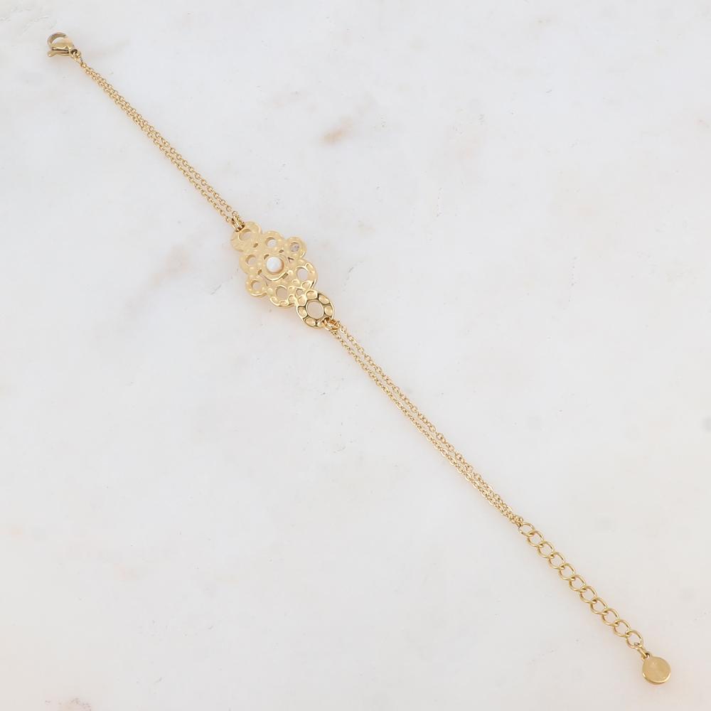 Bracelet avec pièce ajourée de façon muli-ronds, nacre