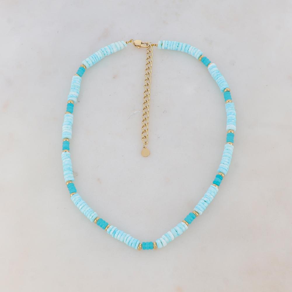Collier doré embelli de pierres naturelles turquoises et de coquillages bleus ciel 36+7 cm