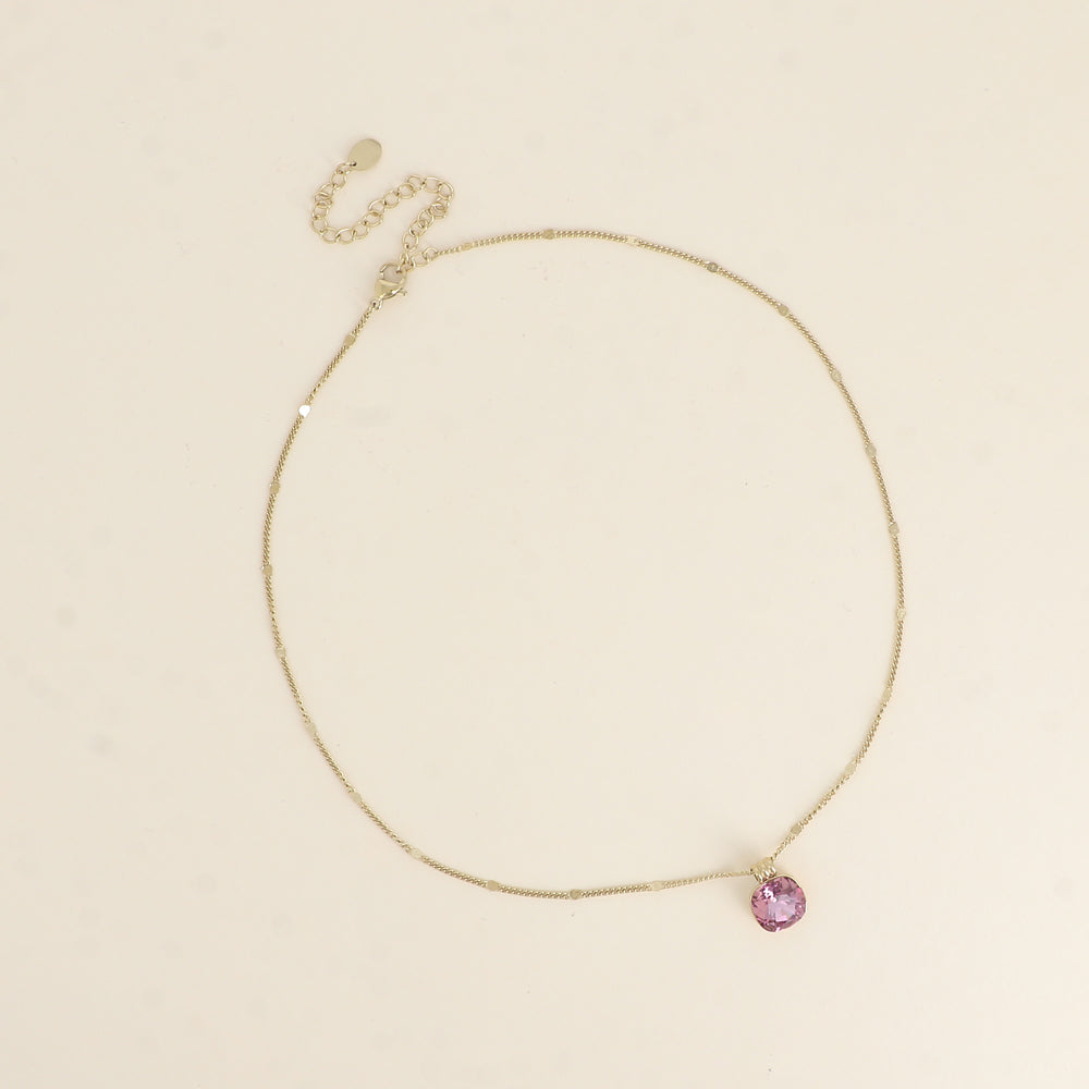 Collier orné de cristaux de Swarovski®. - Longueur de chaîne : 38+7 cm - Dimensions du cristal : 10 x 10 mm - Iris