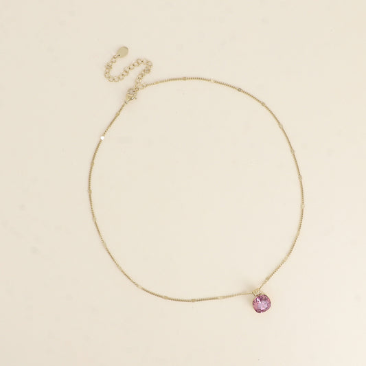 Collier orné de cristaux de Swarovski®. - Longueur de chaîne : 38+7 cm - Dimensions du cristal : 10 x 10 mm - Iris